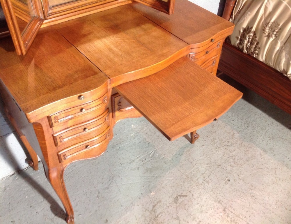 FRENCH OAK DRESSING TABLE View VI