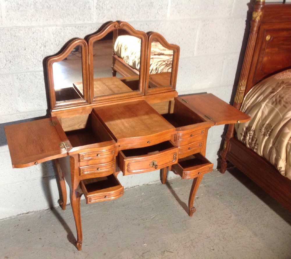 french oak dressing table - CATEGORY: ANTIQUE DRESSING TABLES - DATED 1910
