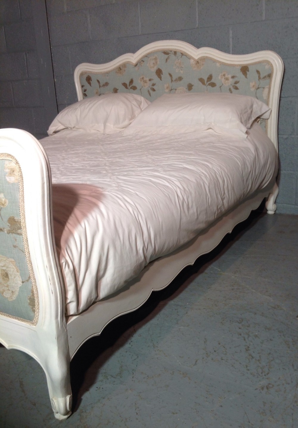 FRENCH KINGSIZE UPHOLSTERED BED View V