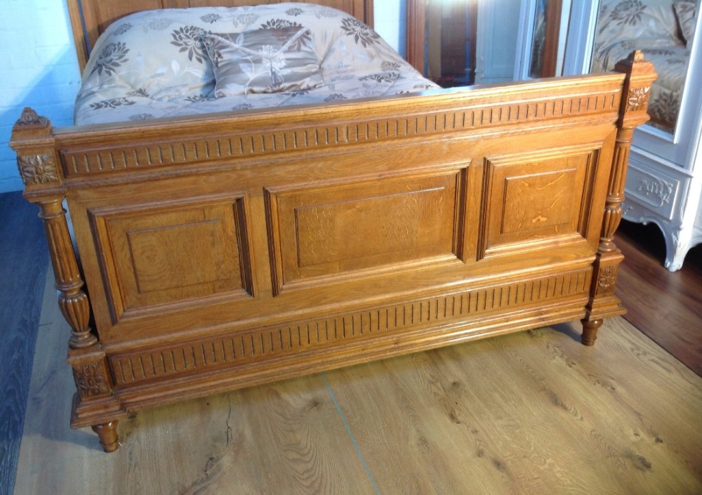 FRENCH OAK KINGSIZE BED View III