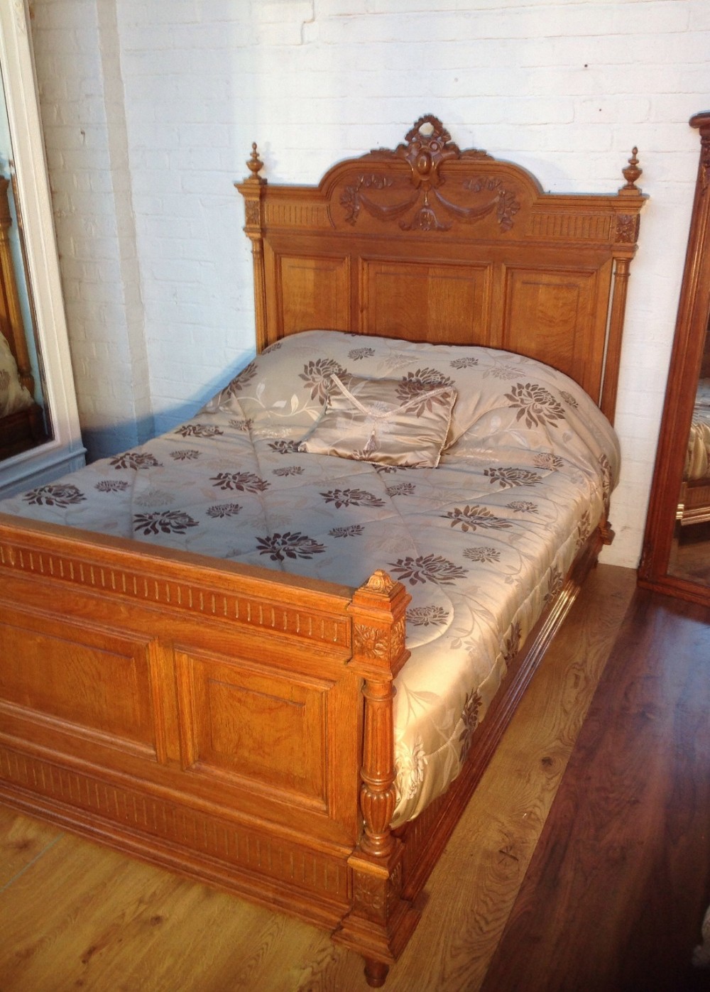 FRENCH OAK KINGSIZE BED View VIII
