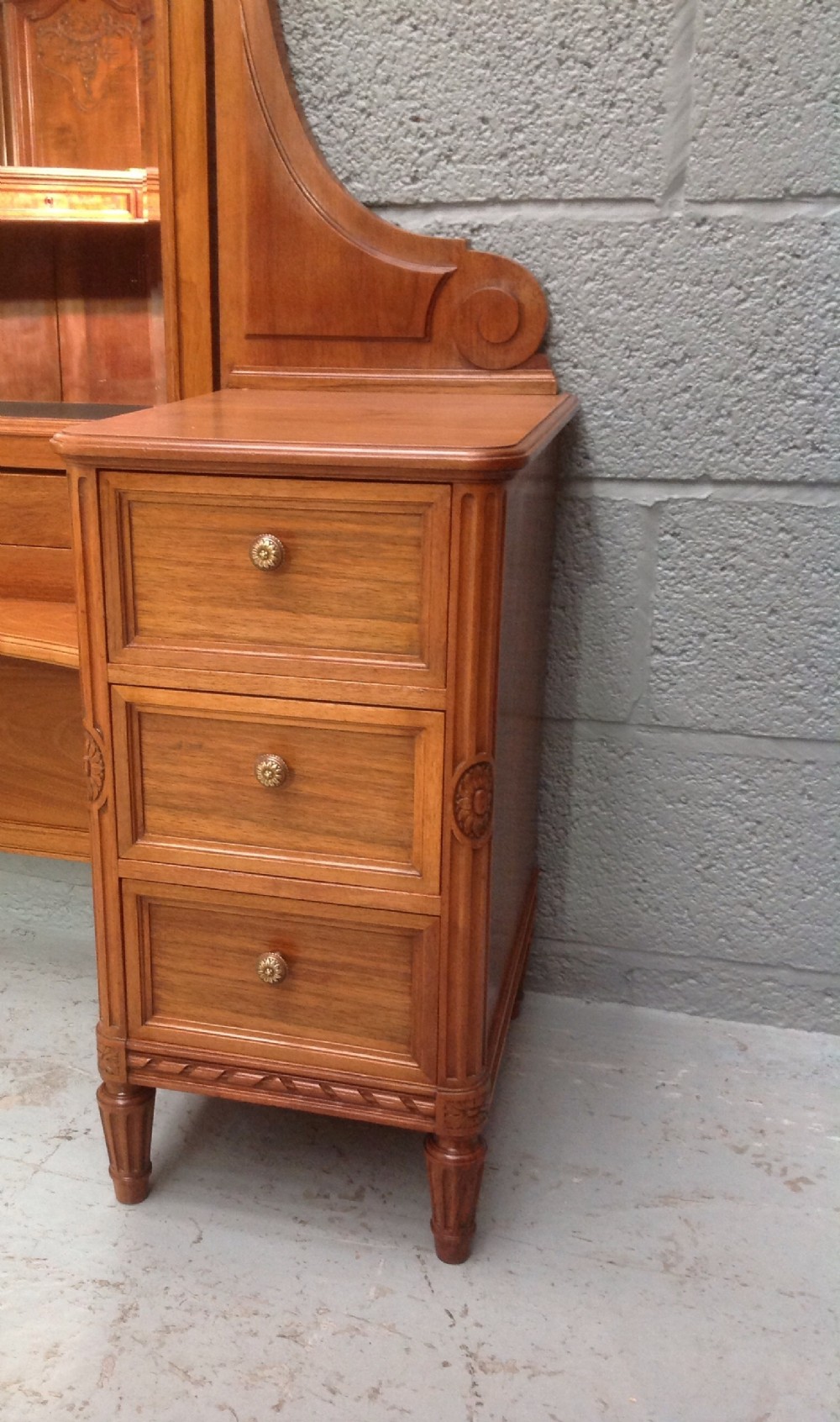 FRENCH WALNUT DRESSING TABLE View VIII