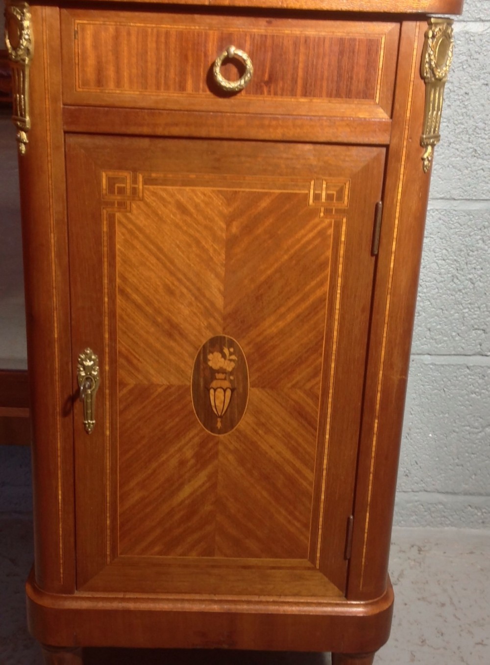 INLAID FRENCH MAHOGANY DRESSING TABLE View VI