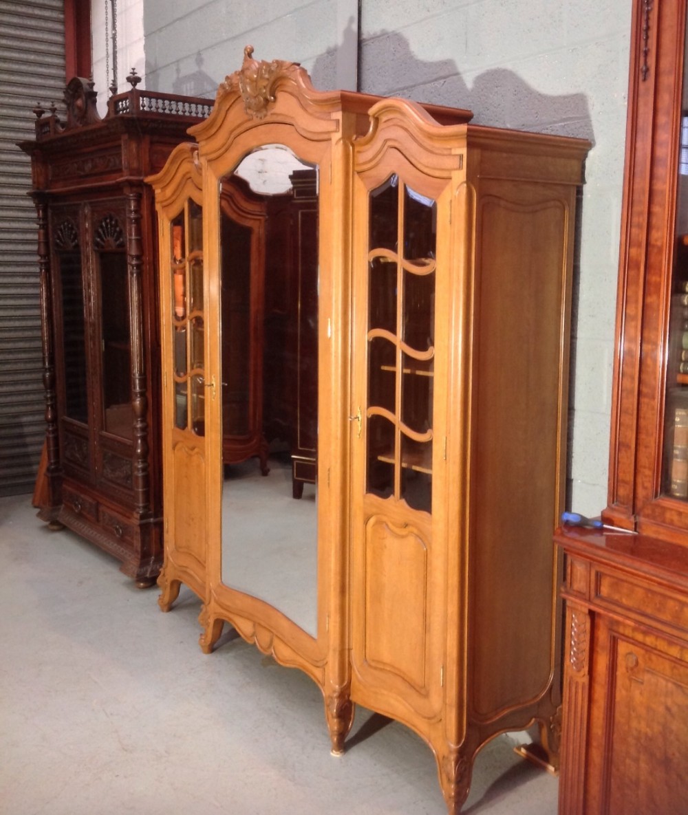 LARGE FRENCH CARVED OAK ARMOIRE View X