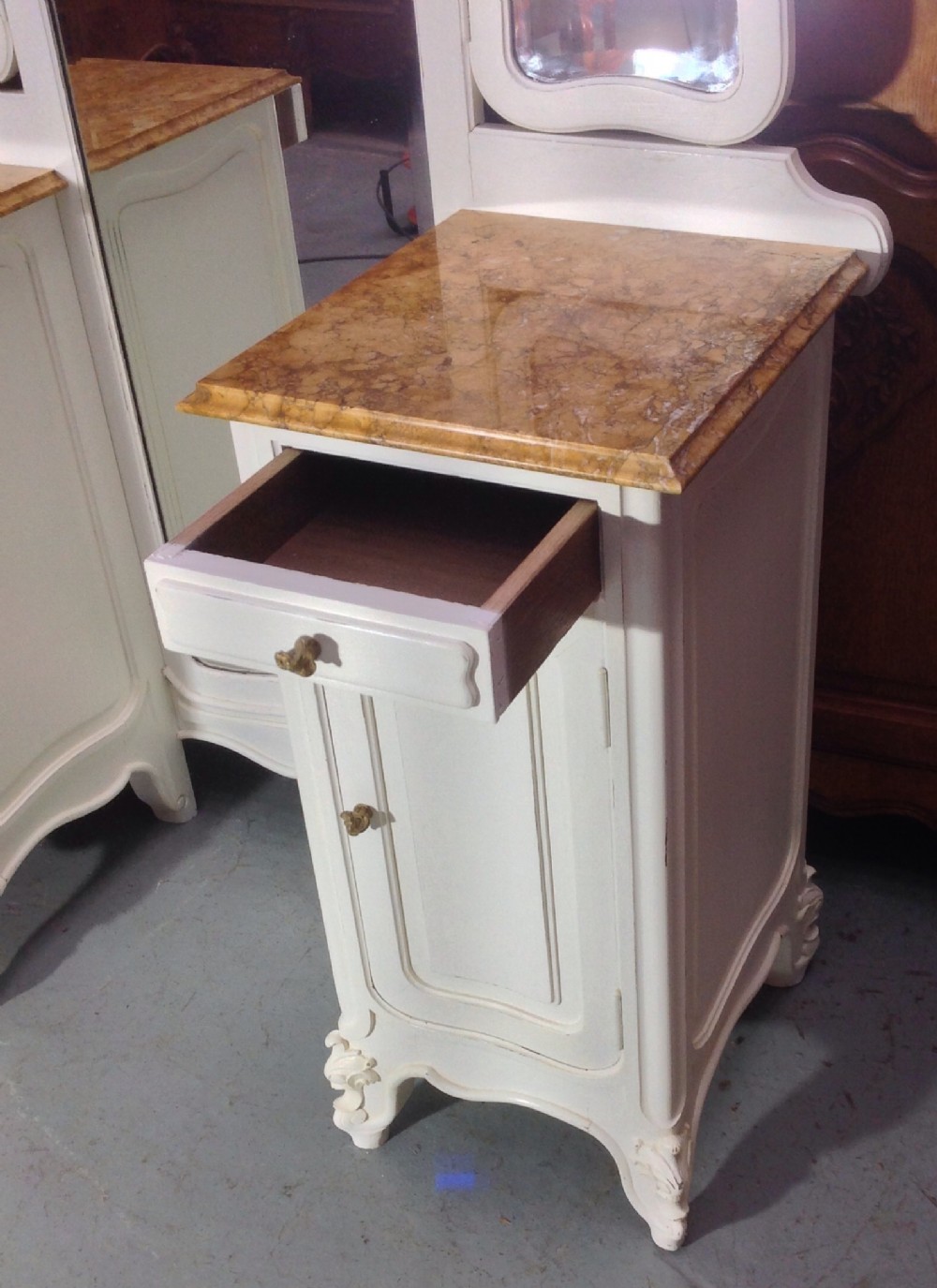 PAINTED FRENCH OAK DRESSING TABLE View VI