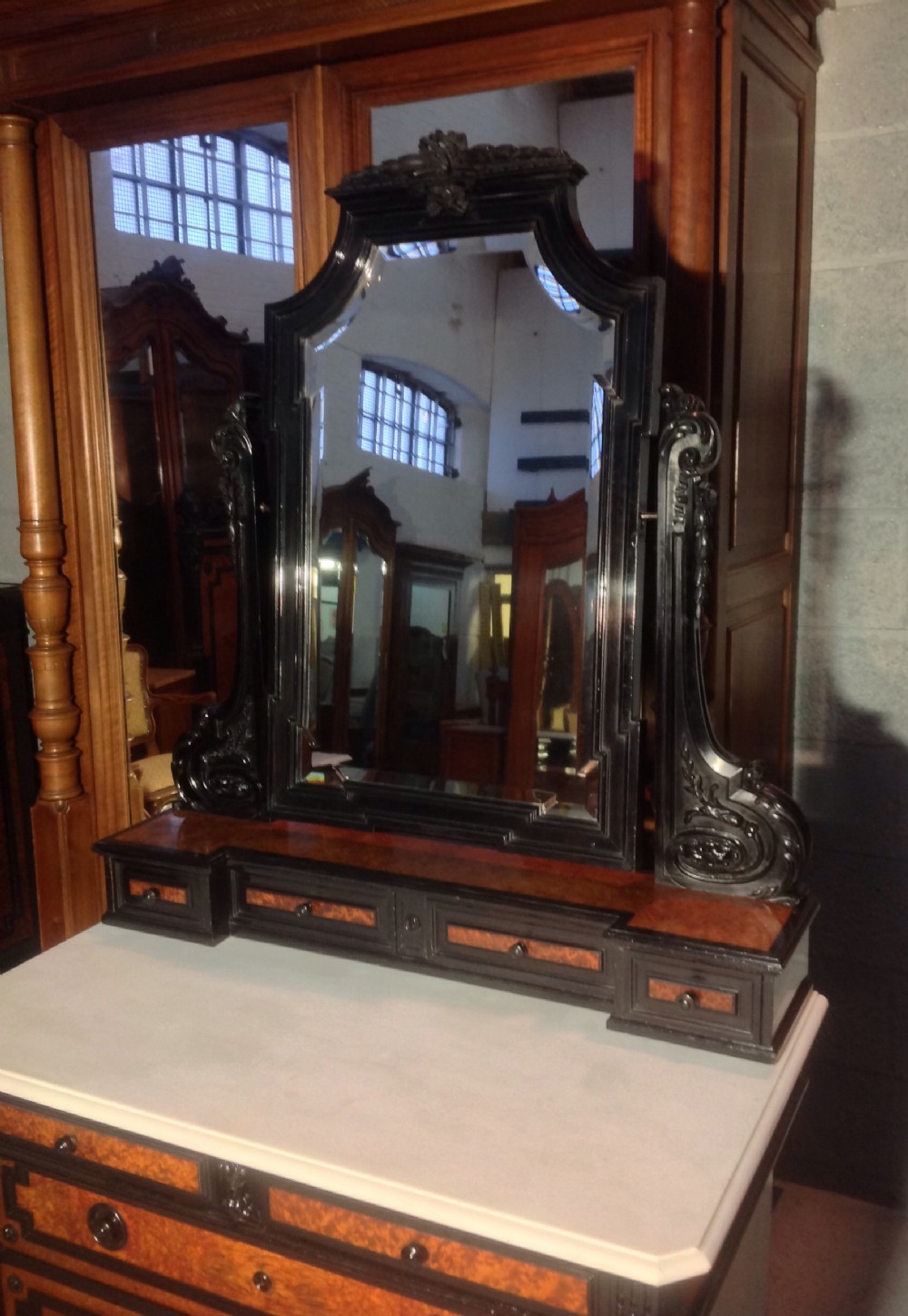 FRENCH AMBOYNA WOOD DRESSING TABLE   View IV
