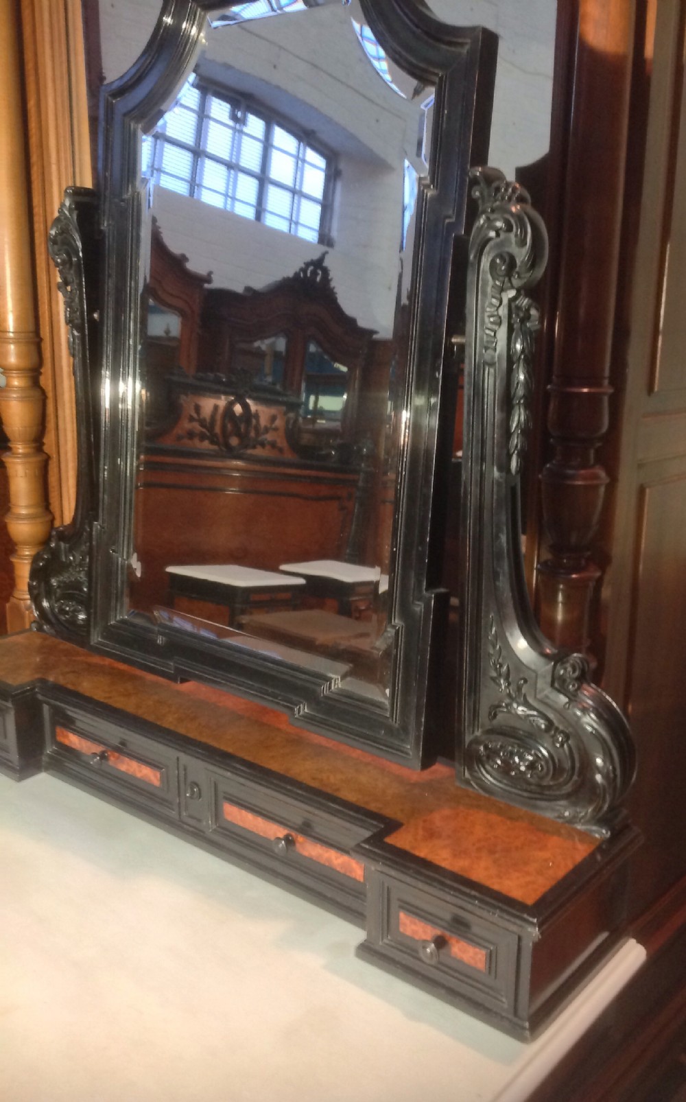 FRENCH AMBOYNA WOOD DRESSING TABLE   View VII