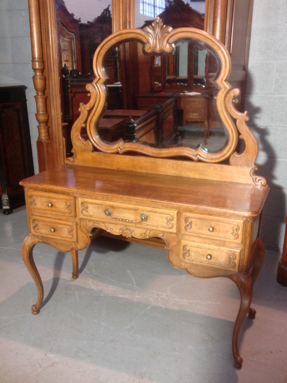 SOLID OAK FRENCH DRESSING TABLE View VI