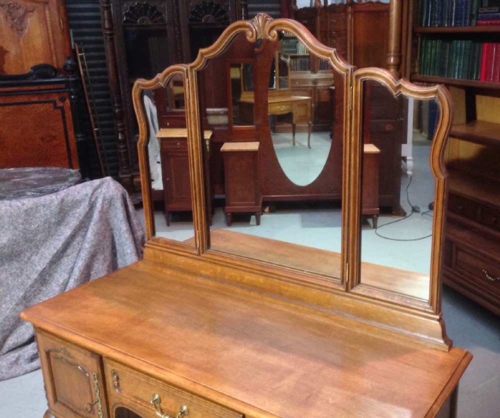 FRENCH OAK DRESSING TABLE View III