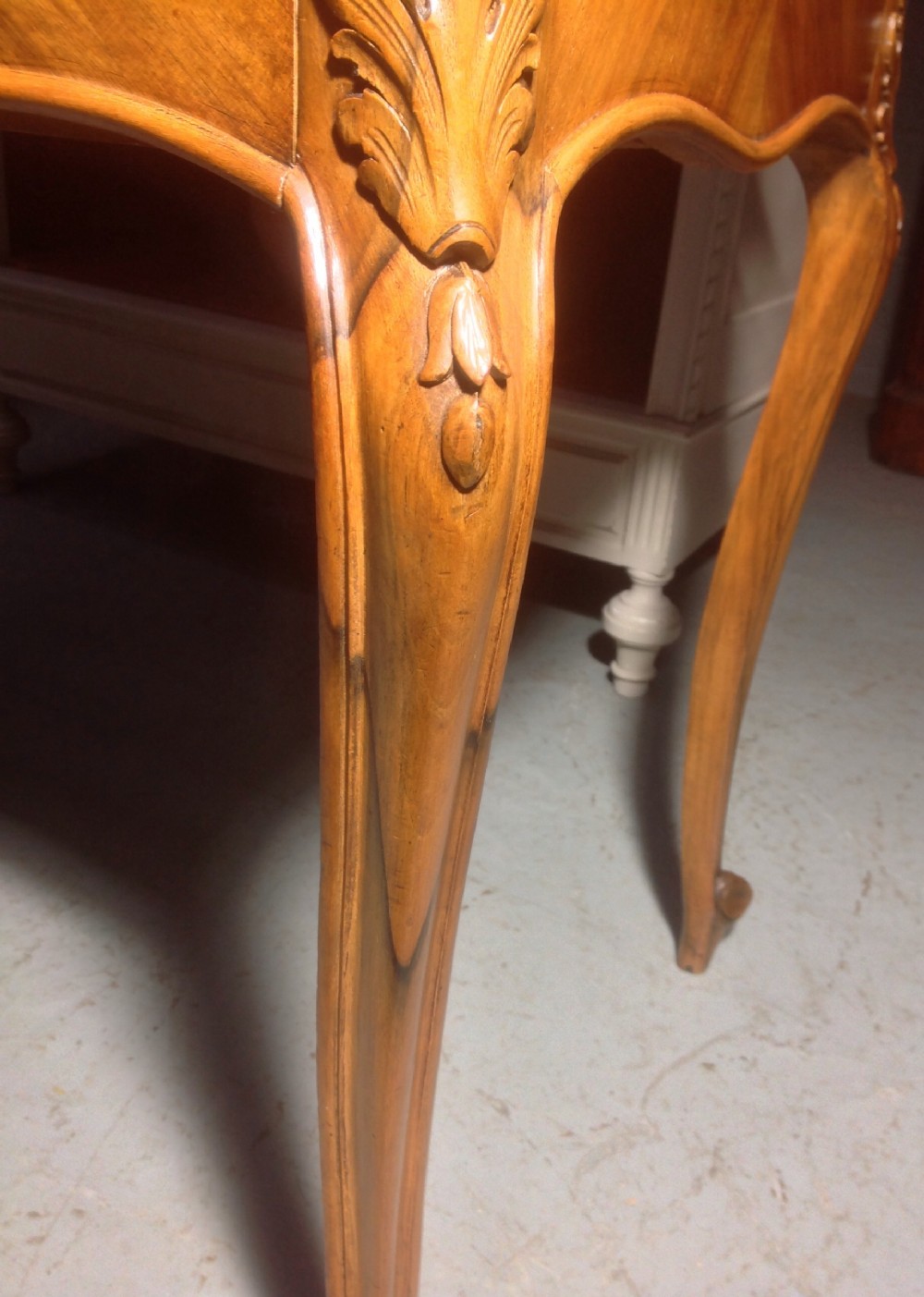 FRENCH WALNUT DRESSING TABLE View VIII