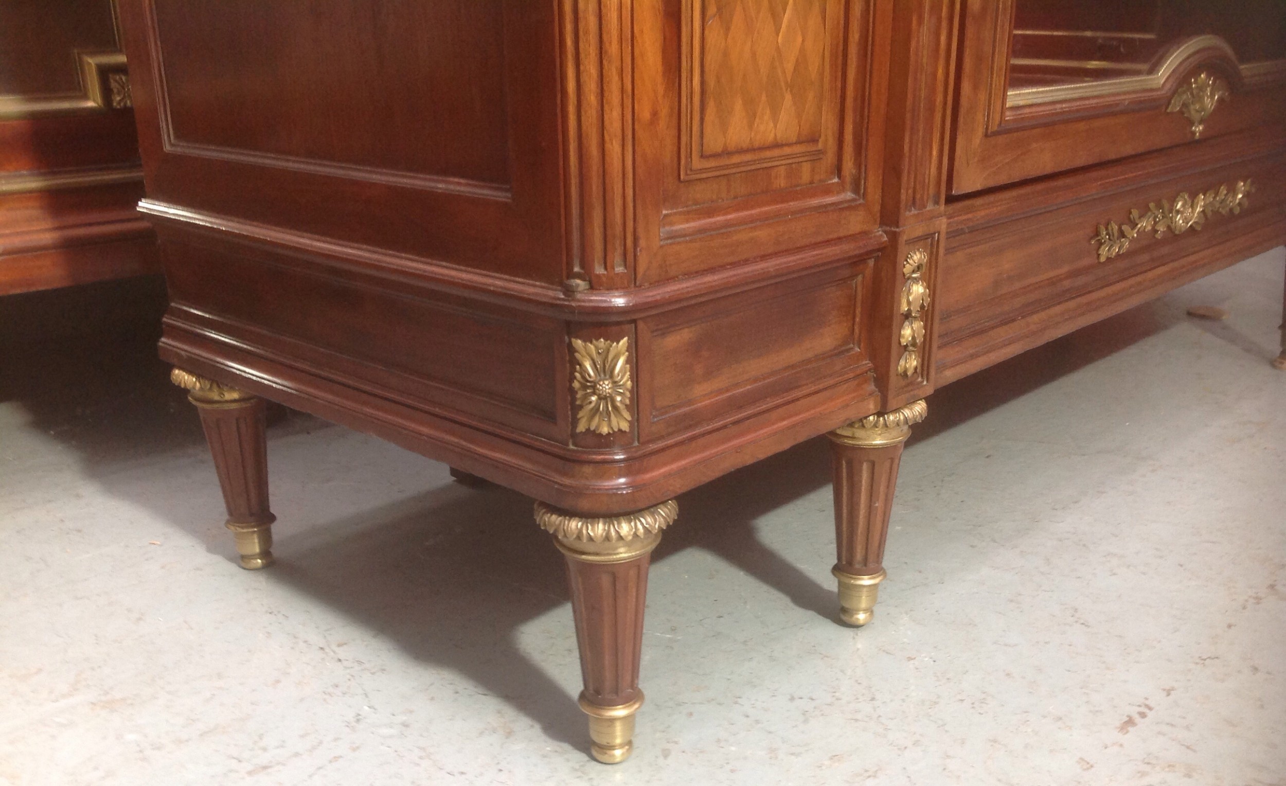 FRENCH MAHOGANY AND BRASS BOOKCASE View IX