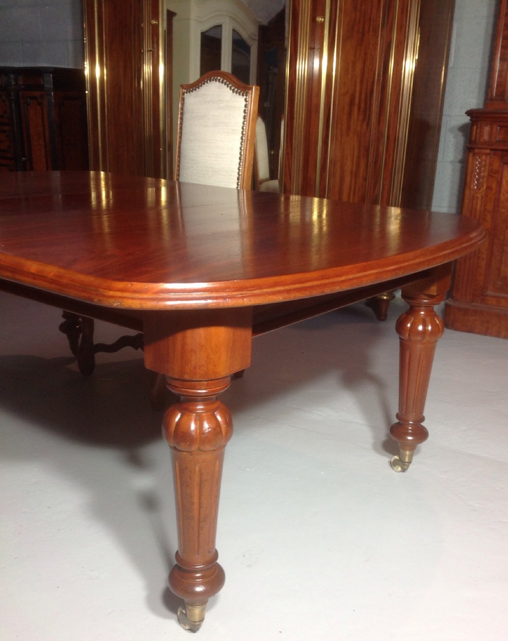 VICTORIAN MAHOGANY EXTENDABLE DINING TABLE View II