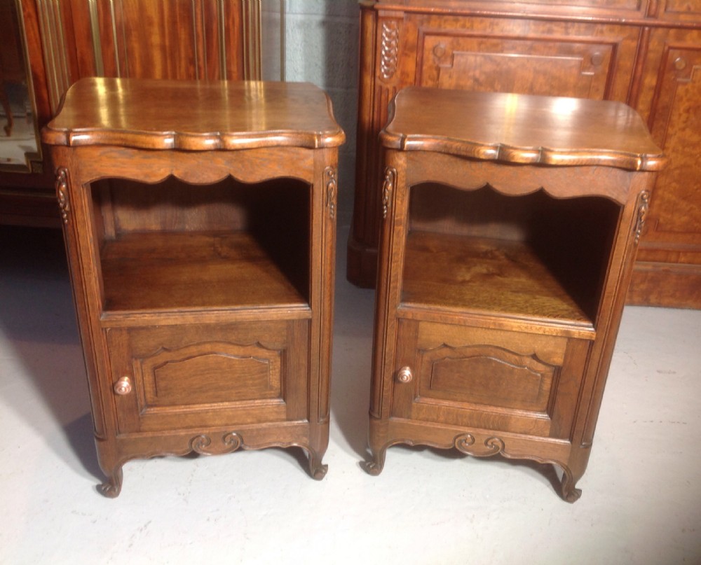 pair of oak bedside cabinets - CATEGORY: ANTIQUE CABINETS - DATED 1920