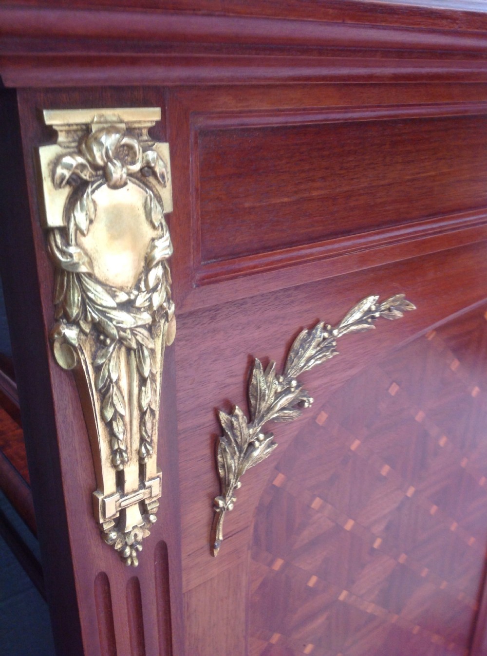 FRENCH MARQUETRY KINGSIZE CORBEILLE BED View VII