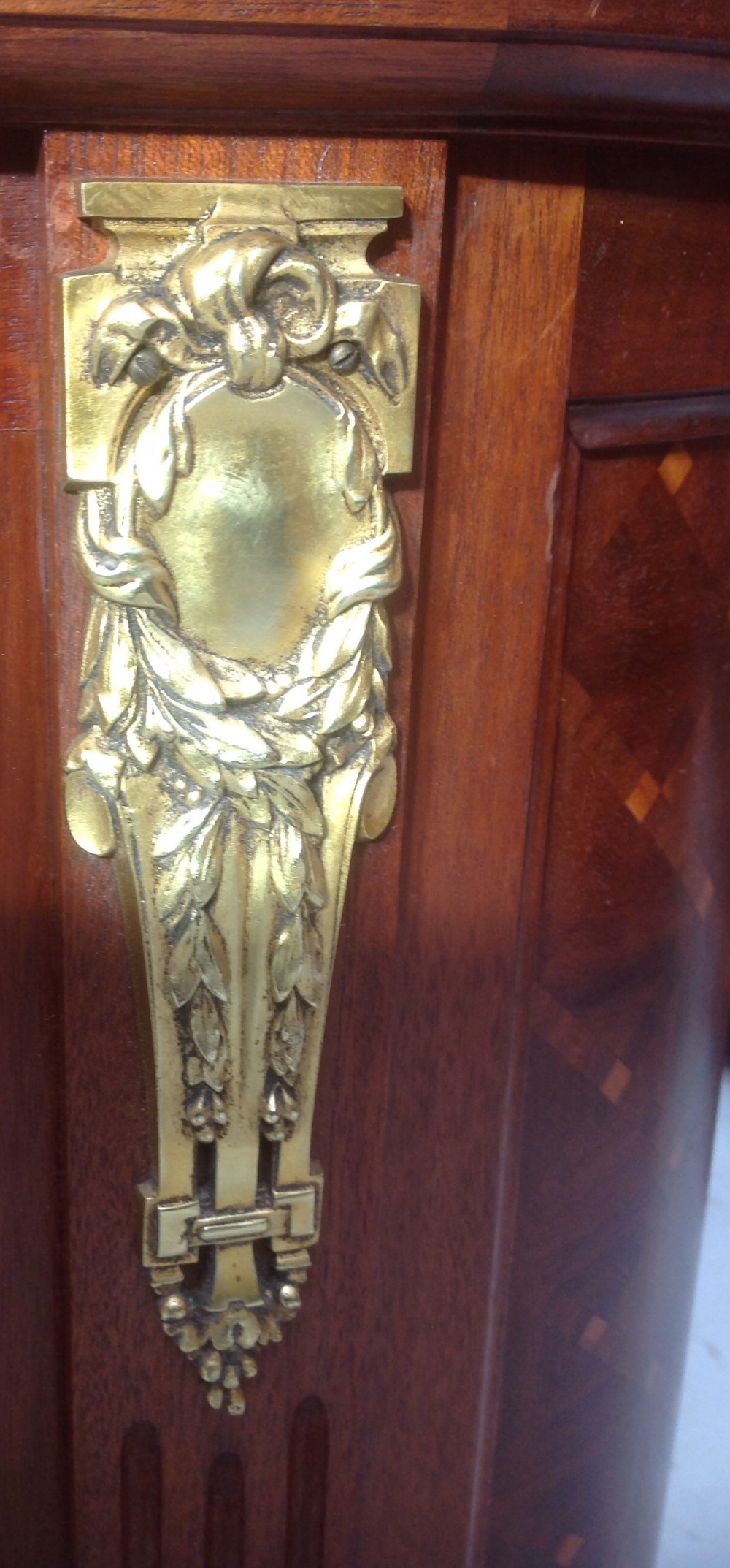 FRENCH MARQUETRY KINGSIZE CORBEILLE BED View II