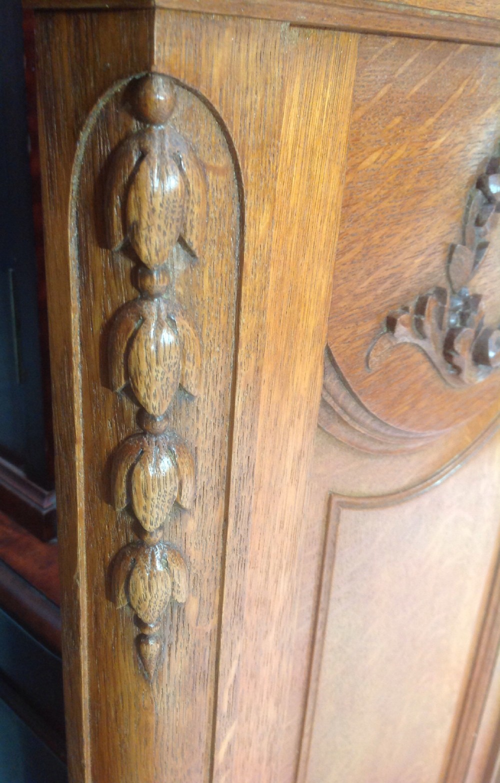 CARVED OAK FRENCH KINGSIZE BED View III