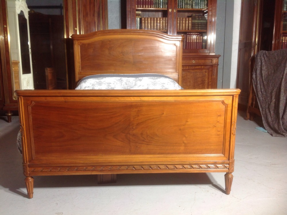 KINGSIZE WALNUT FRENCH BED View III