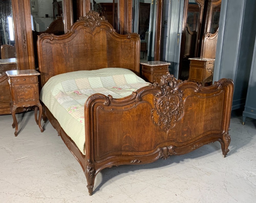 OUTSTANDING CARVED OAK SUPER KINGSIZE BED AND MATCHING BEDSIDE CABINETS 