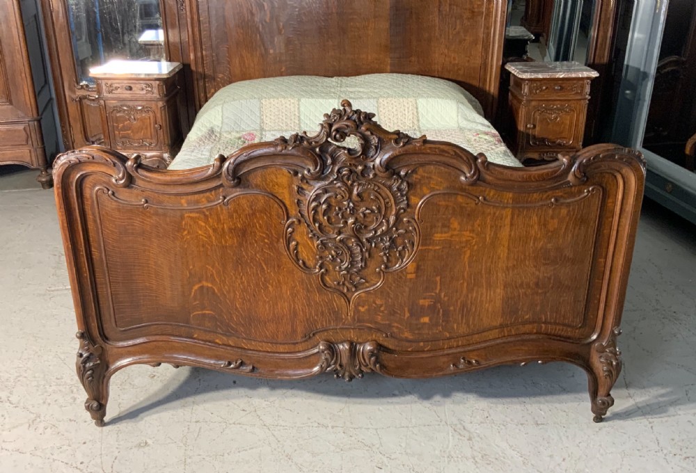 OUTSTANDING CARVED OAK SUPER KINGSIZE BED AND MATCHING BEDSIDE CABINETS  View II