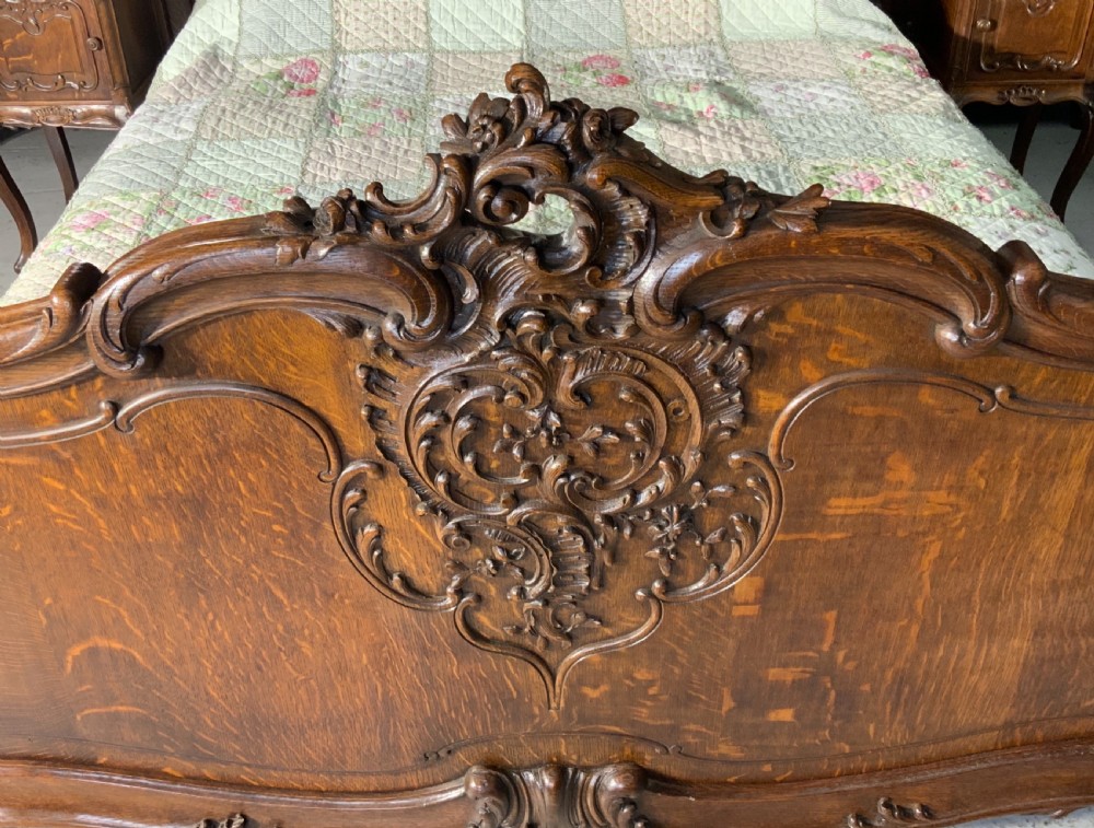 OUTSTANDING CARVED OAK SUPER KINGSIZE BED AND MATCHING BEDSIDE CABINETS  View III