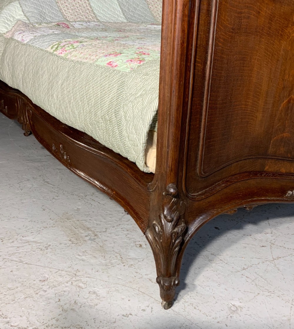 OUTSTANDING CARVED OAK SUPER KINGSIZE BED AND MATCHING BEDSIDE CABINETS  View V