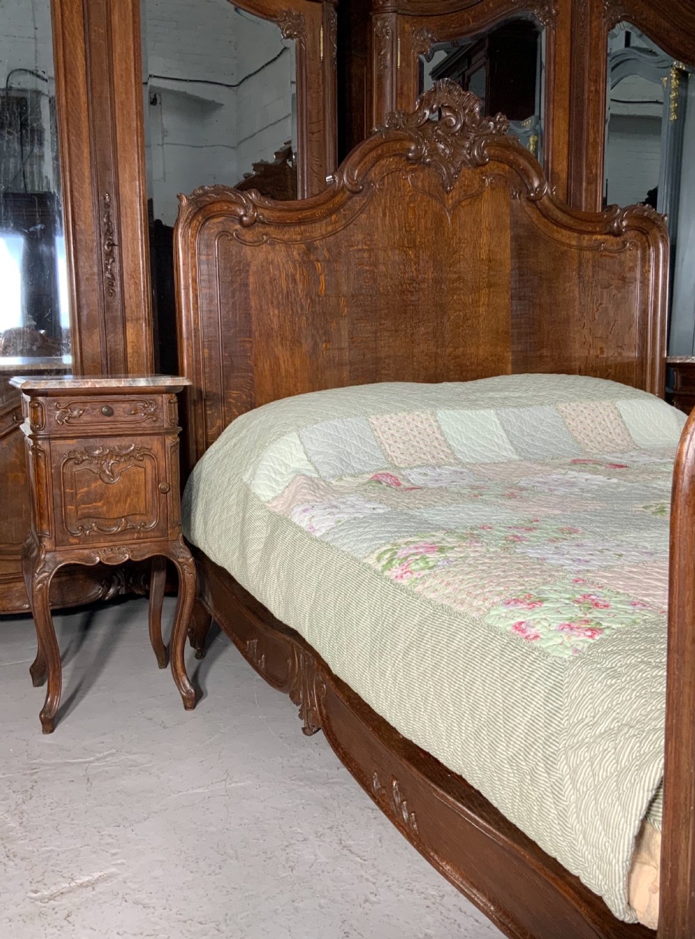 OUTSTANDING CARVED OAK SUPER KINGSIZE BED AND MATCHING BEDSIDE CABINETS  View VI