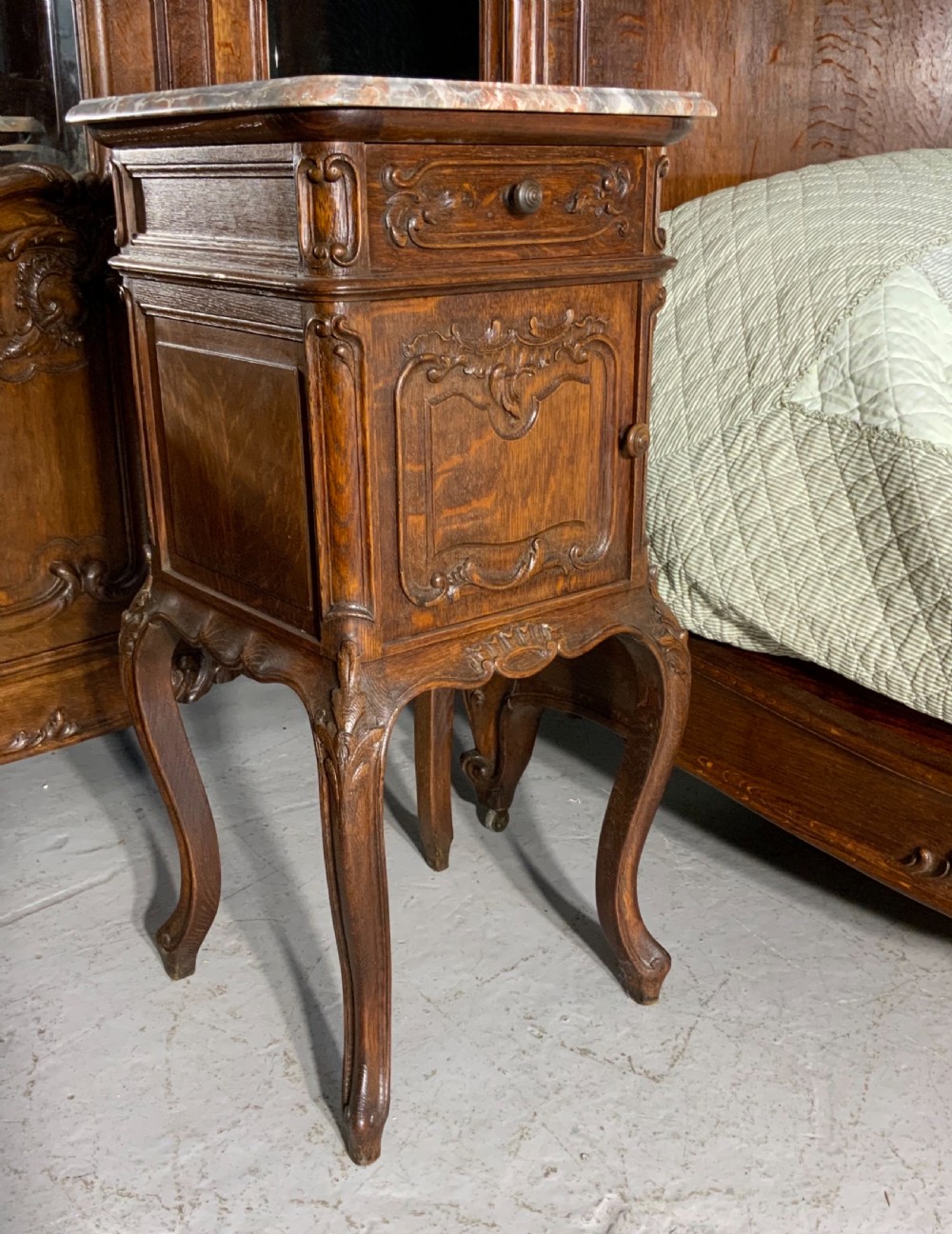 OUTSTANDING CARVED OAK SUPER KINGSIZE BED AND MATCHING BEDSIDE CABINETS  View VII