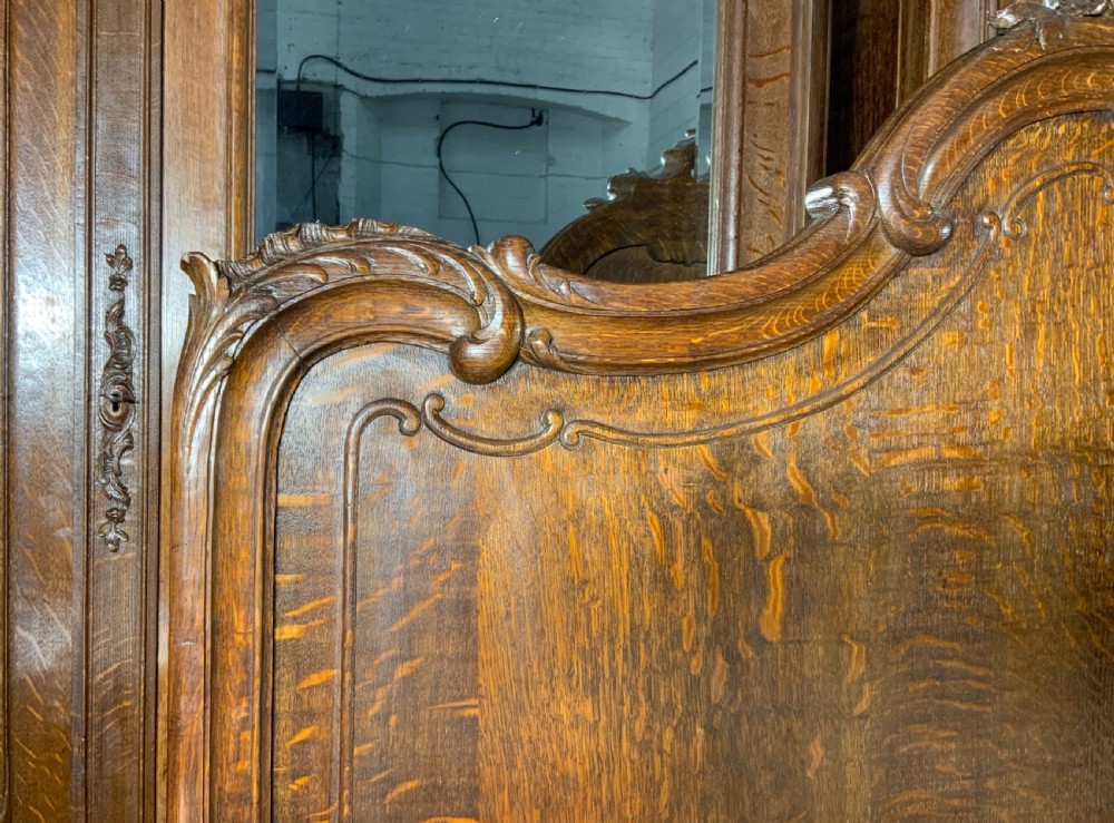OUTSTANDING CARVED OAK SUPER KINGSIZE BED AND MATCHING BEDSIDE CABINETS  View VIII