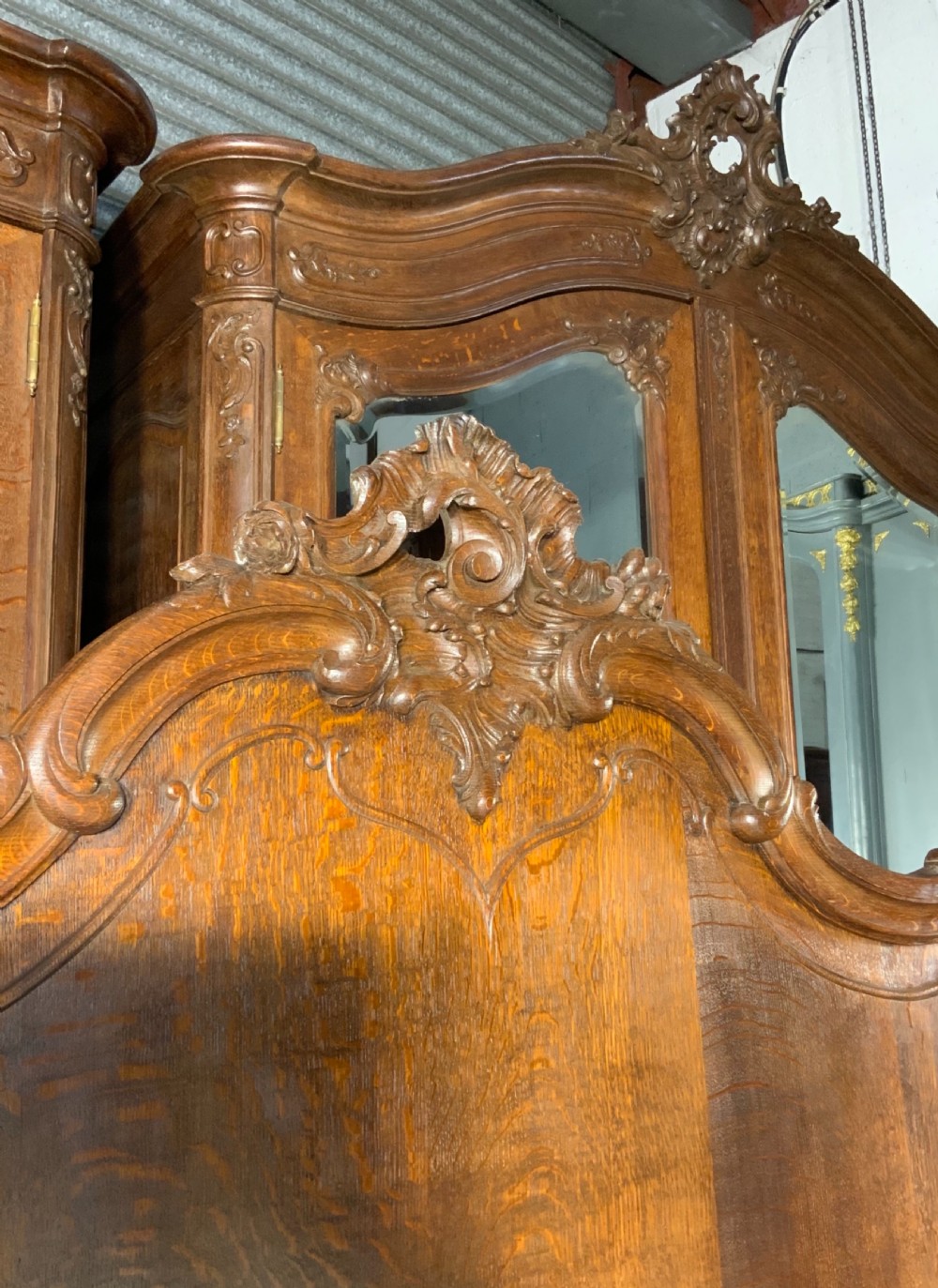 OUTSTANDING CARVED OAK SUPER KINGSIZE BED AND MATCHING BEDSIDE CABINETS  View IX