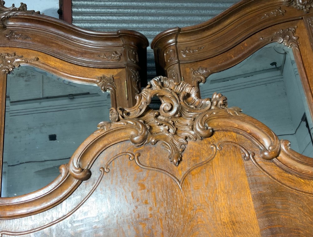 OUTSTANDING CARVED OAK SUPER KINGSIZE BED AND MATCHING BEDSIDE CABINETS  View XIII