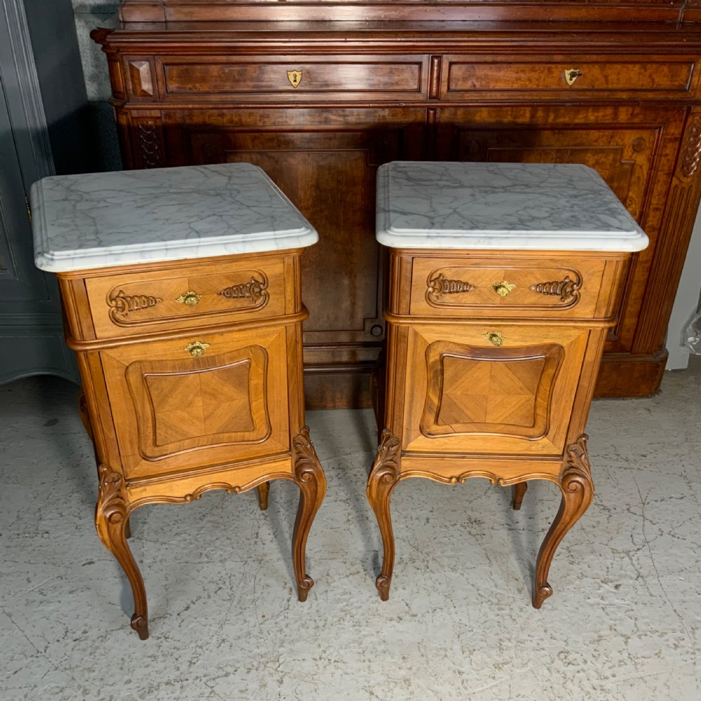 PAIR OF FRENCH WALNUT BEDSIDE CABINETS 