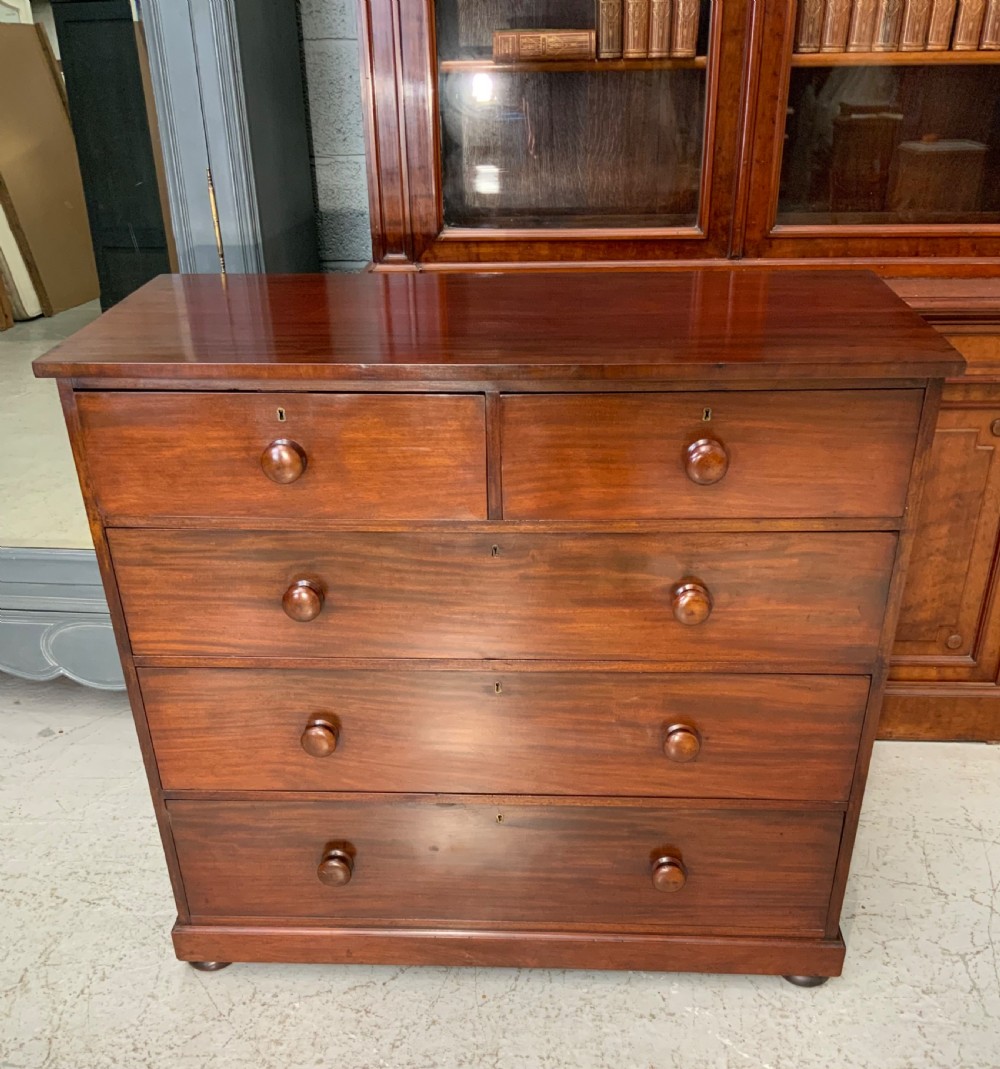 VICTORIAN MAHOGANY CHEST OF DRAWERS 