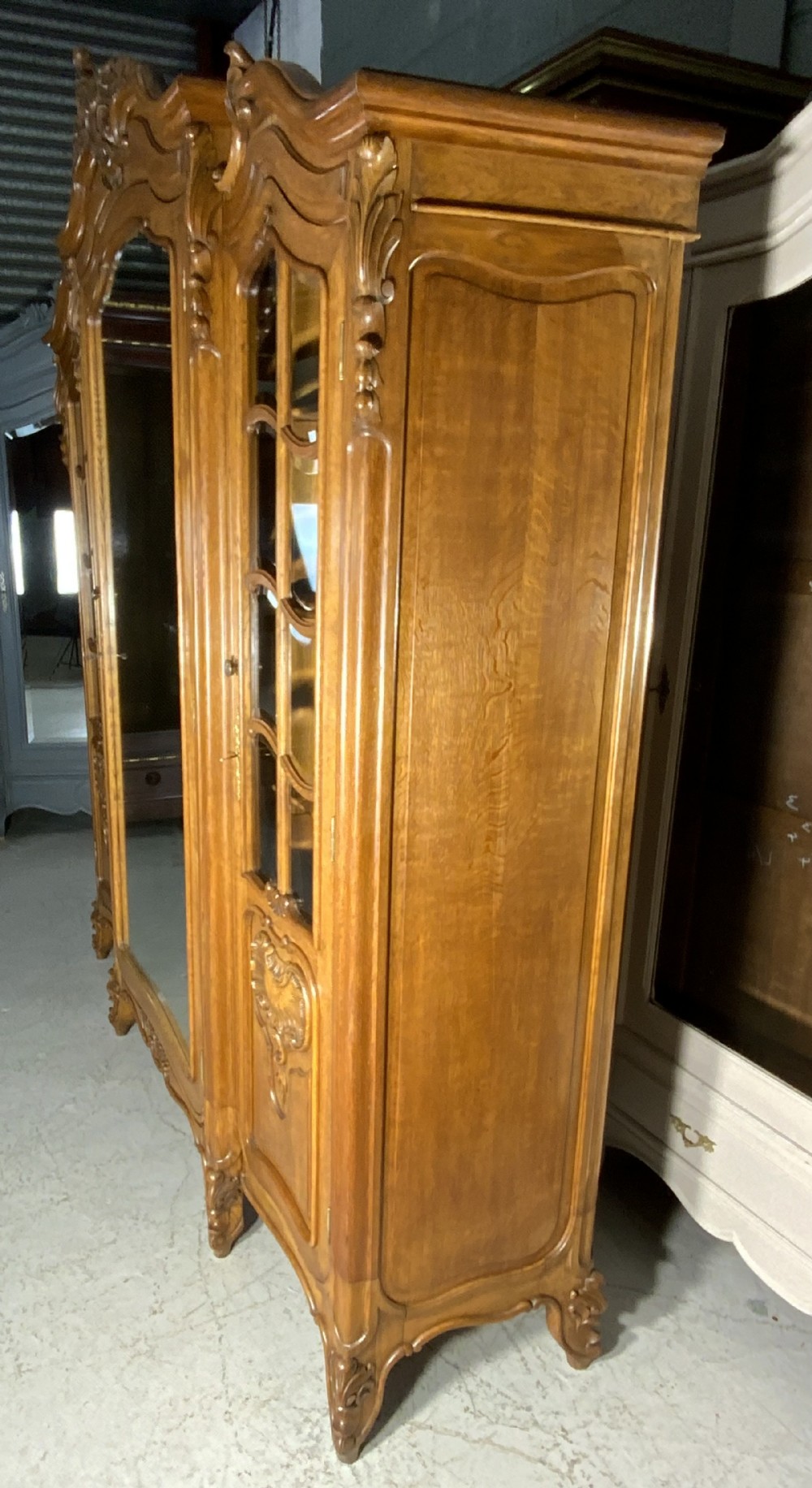 STUNNING CARVED FRENCH OAK ARMOIRE WITH PANELLED DOORS  View XII
