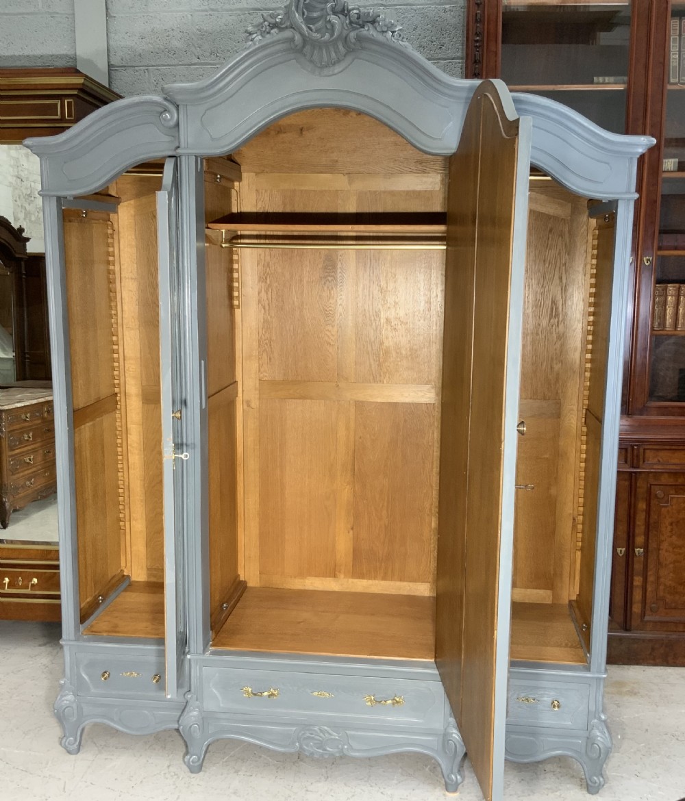 PAINTED FRENCH TRIPLE ARMOIRE IN DOWNPIPE GREY  View VIII