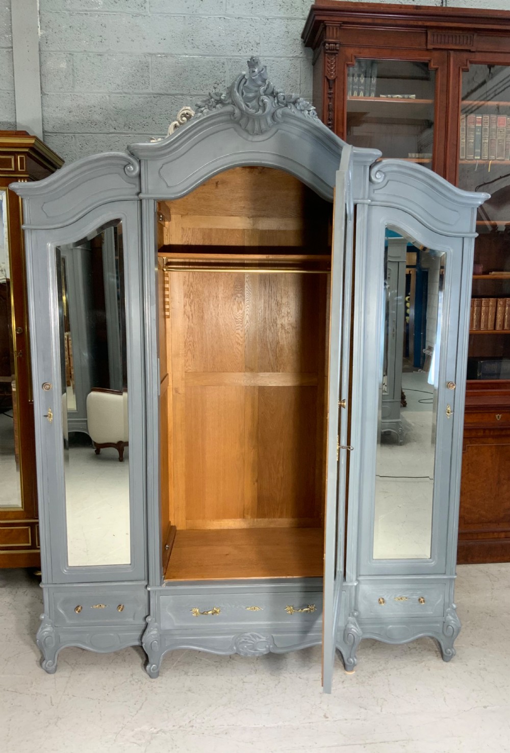 PAINTED FRENCH TRIPLE ARMOIRE IN DOWNPIPE GREY  View XI