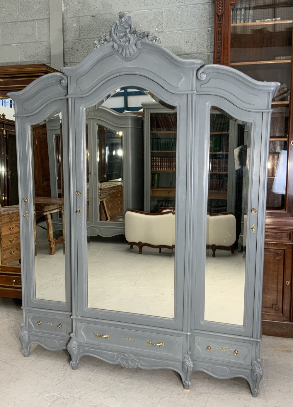 PAINTED FRENCH TRIPLE ARMOIRE IN DOWNPIPE GREY  View XV