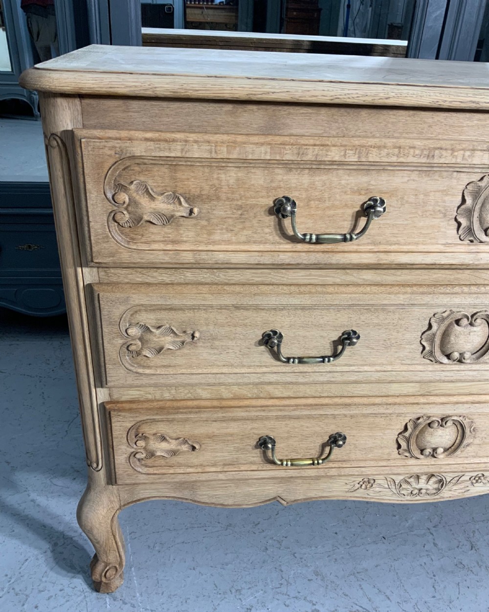 BLEACHED OAK FRENCH CARVED CHEST OF DRAWERS  View VI