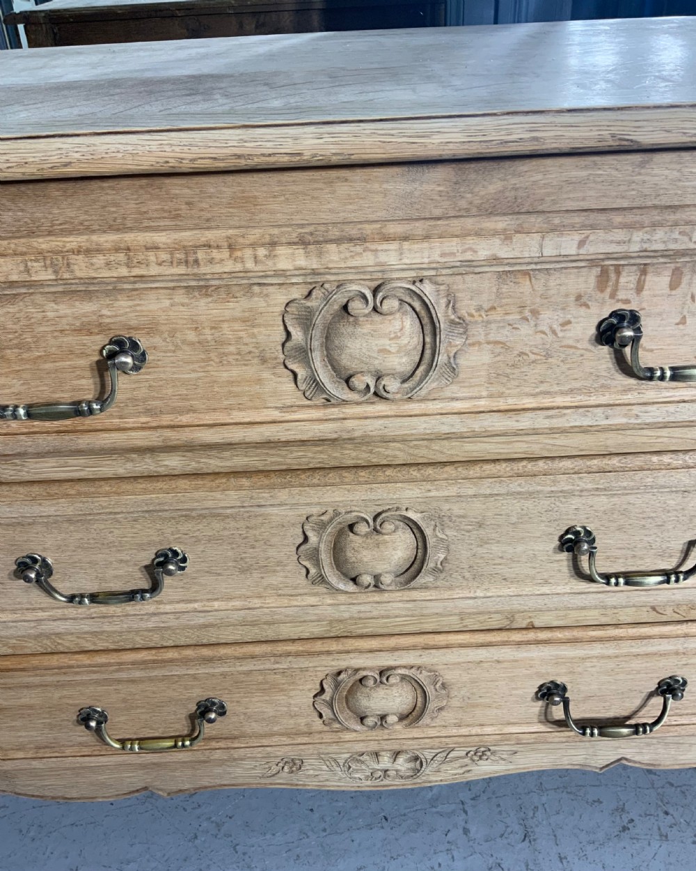 BLEACHED OAK FRENCH CARVED CHEST OF DRAWERS  View VII