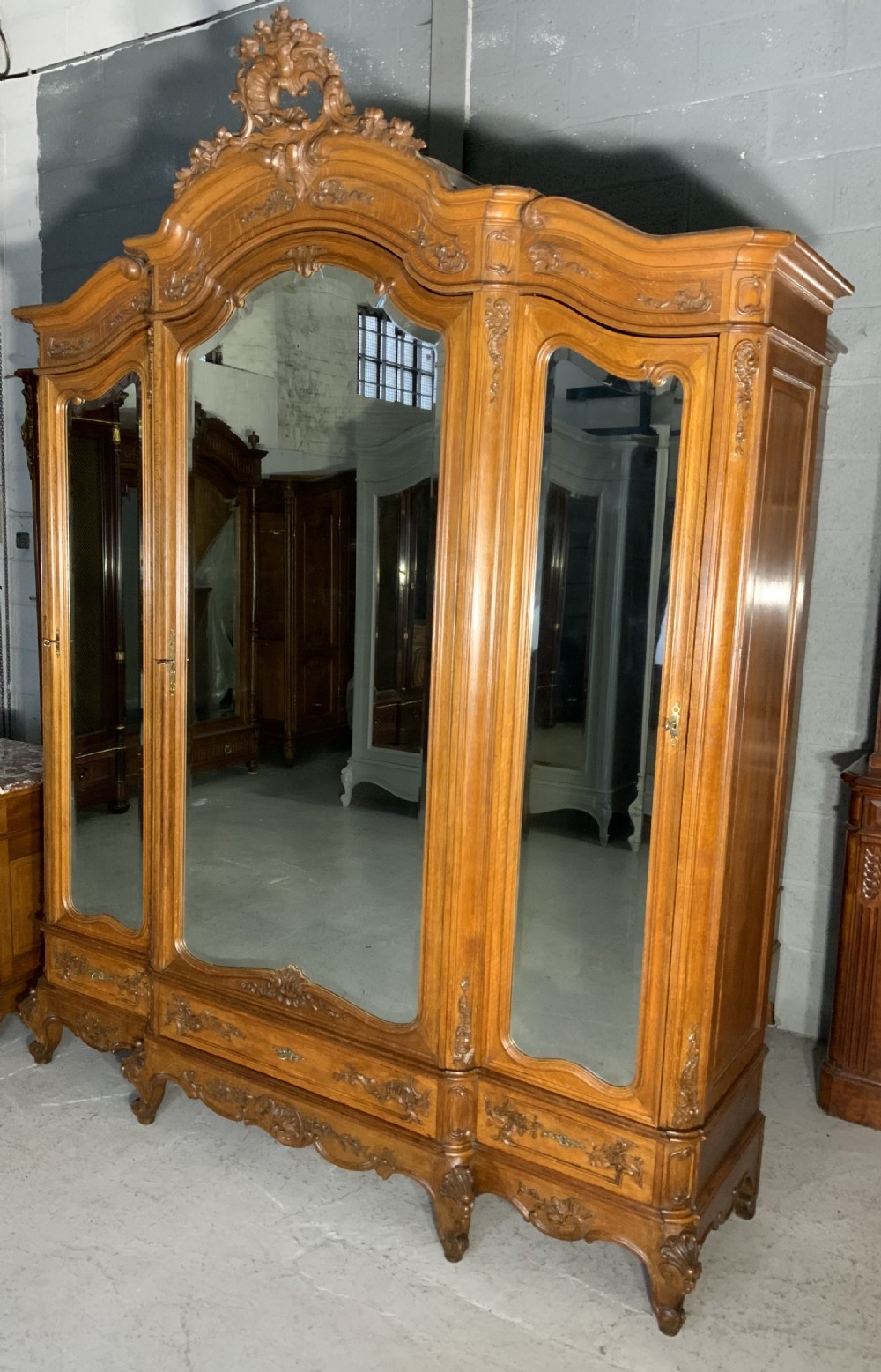 OUTSTANDING FRENCH CARVED OAK BEDROOM SUITE  View IV
