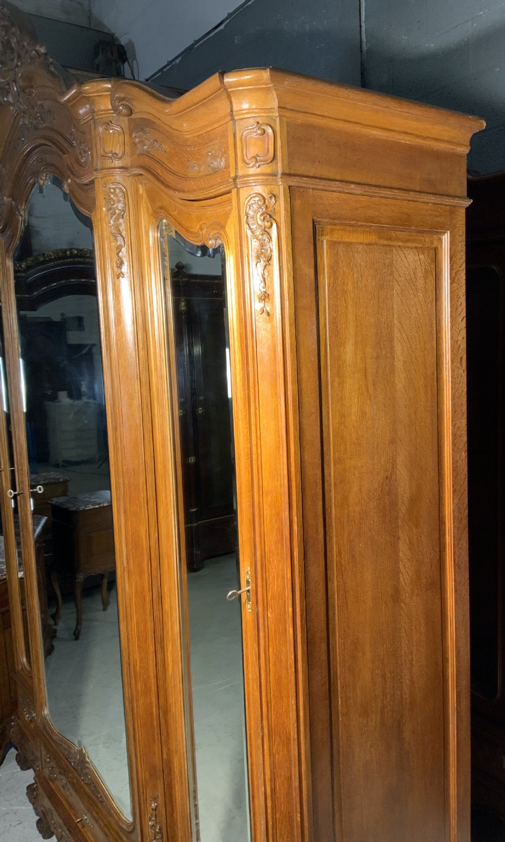 OUTSTANDING FRENCH CARVED OAK BEDROOM SUITE  View XXV