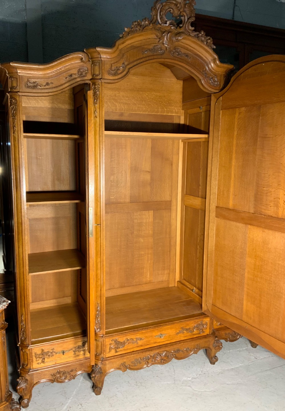 OUTSTANDING FRENCH CARVED OAK BEDROOM SUITE  View XXVIII