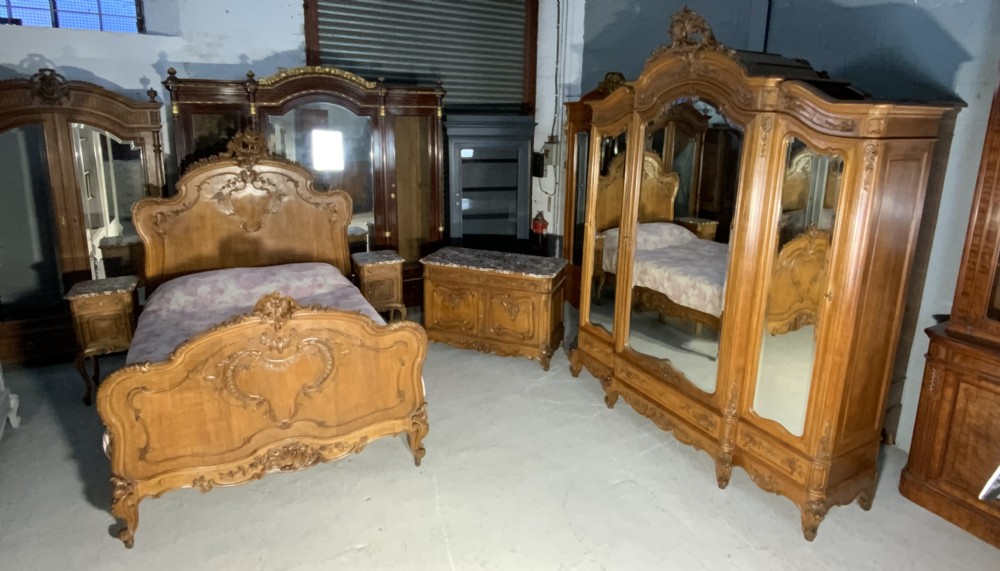 OUTSTANDING FRENCH CARVED OAK BEDROOM SUITE 