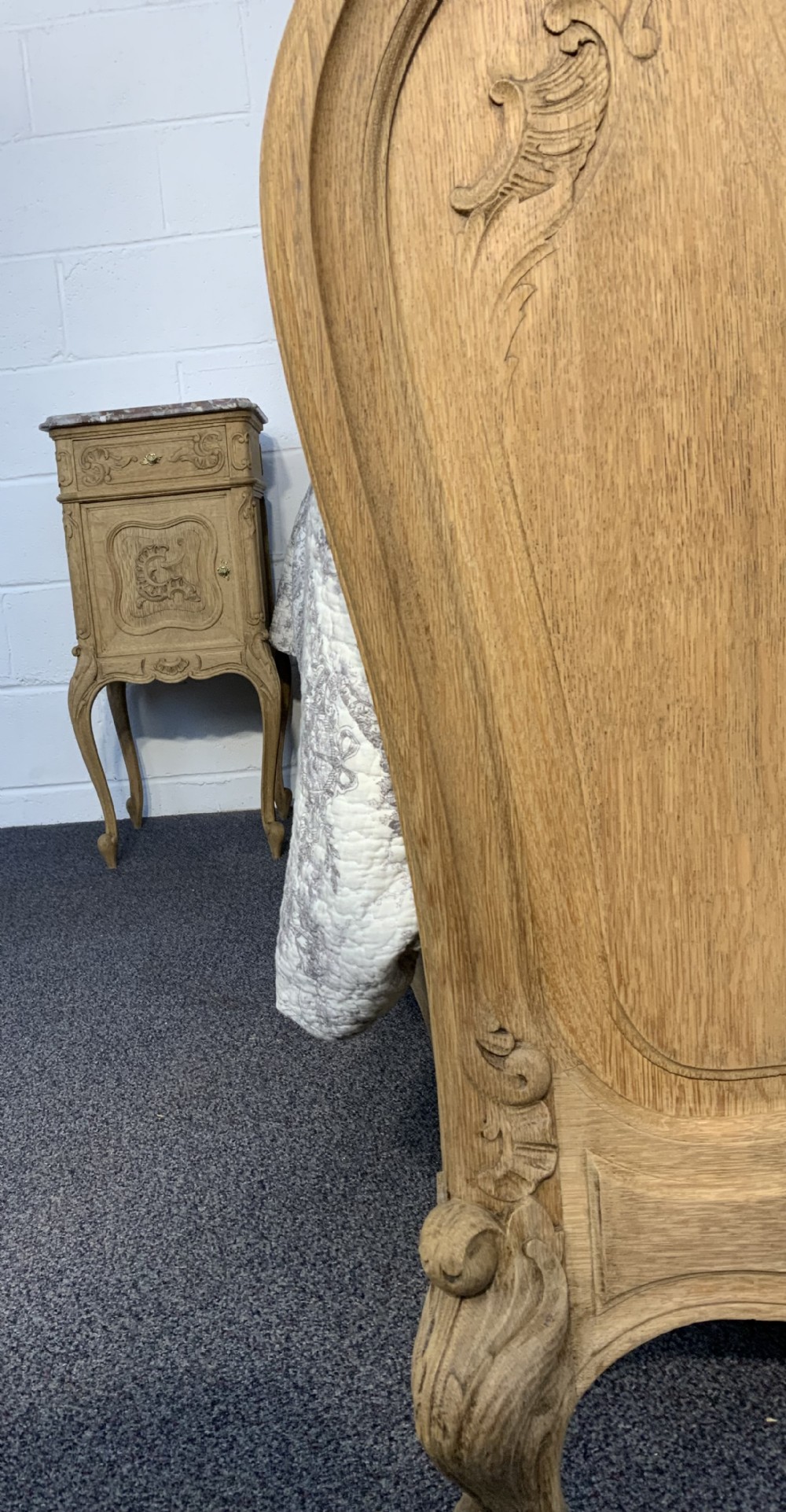 KINGSIZE FRENCH BLEACHED OAK BED AND MATCHING BEDSIDE CABINETS  View VII