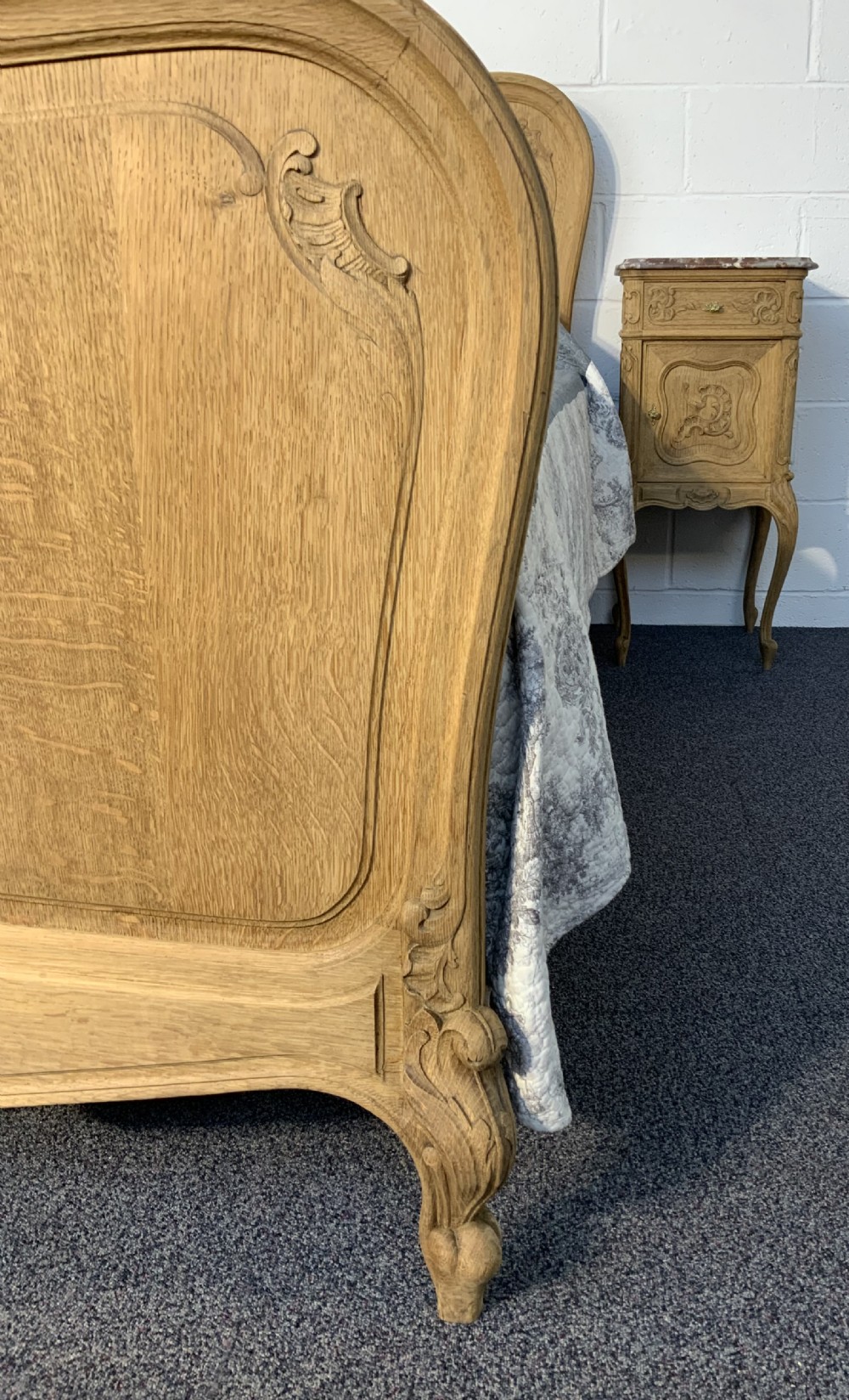 KINGSIZE FRENCH BLEACHED OAK BED AND MATCHING BEDSIDE CABINETS  View VIII