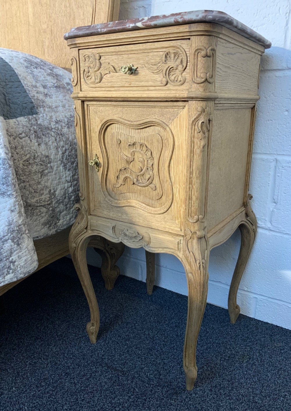 KINGSIZE FRENCH BLEACHED OAK BED AND MATCHING BEDSIDE CABINETS  View XI