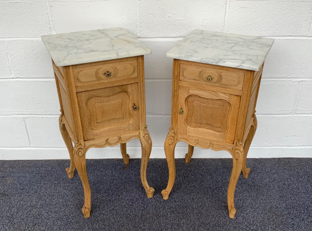 PAIR OF BLEACHED OAK MARBLE TOPPED BEDSIDE CABINETS 