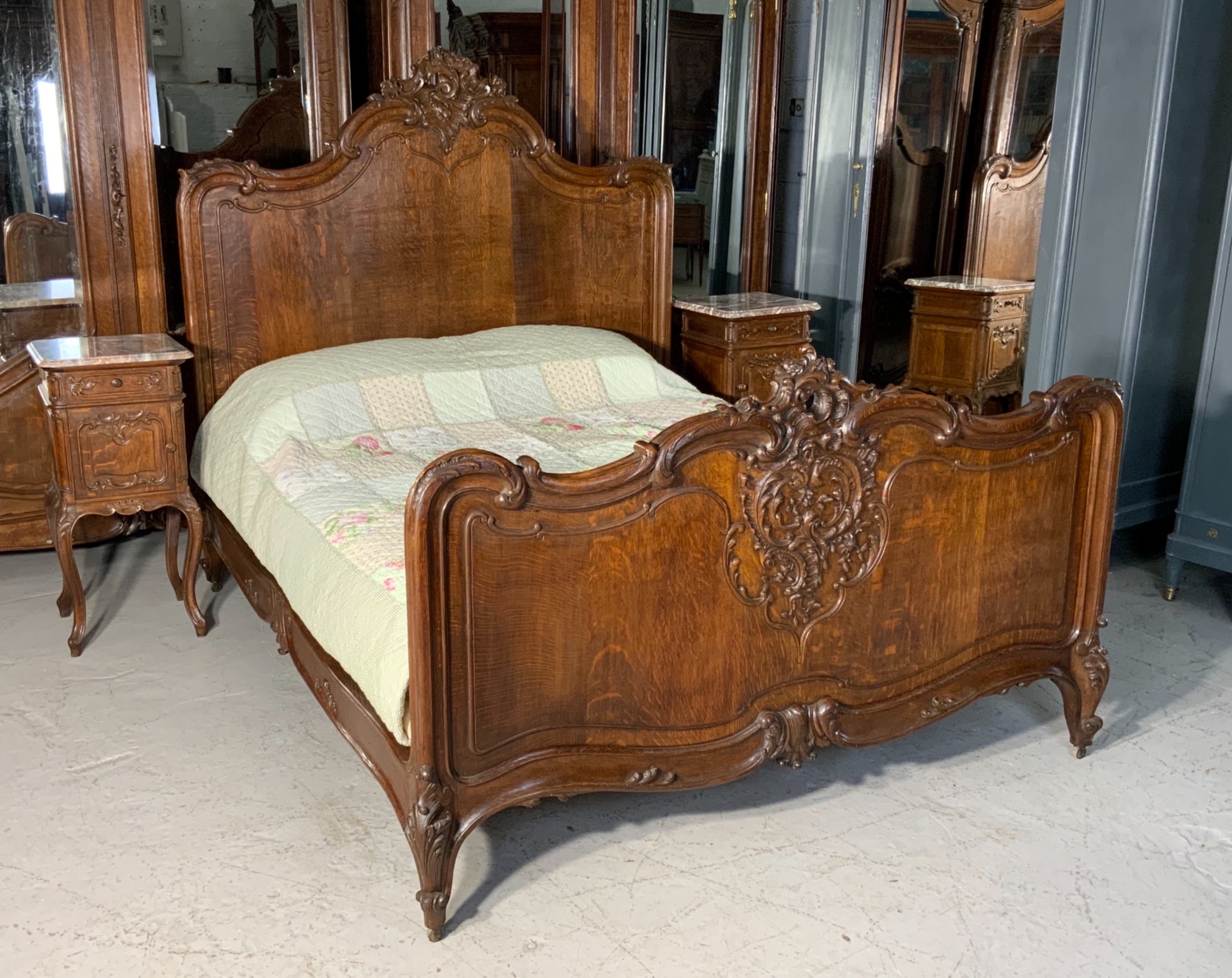 outstanding carved oak super kingsize bed and matching bedside cabinets - CATEGORY: ANTIQUE BEDS - DATED 1900