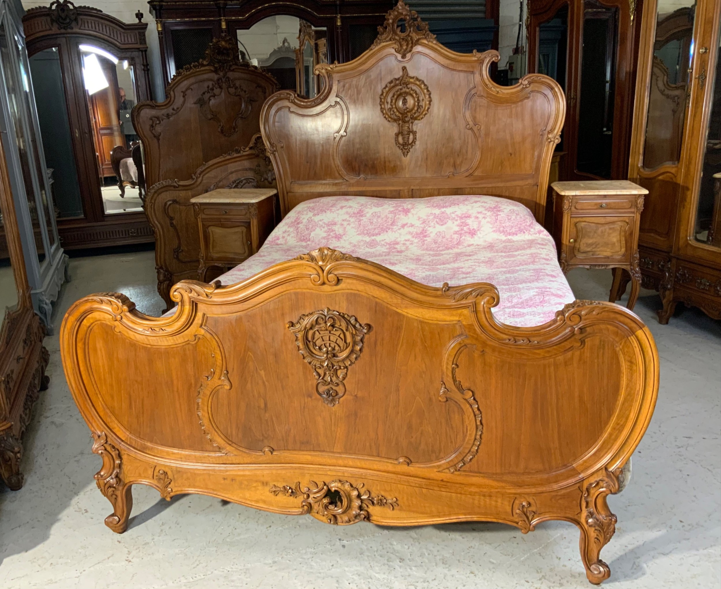 stunning carved walnut french king size bed with matching bedside cabinets - CATEGORY: ANTIQUE BEDS - DATED 1910