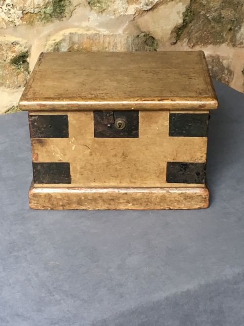 VERY SMALL VICTORIAN PAINTED TRUNK - ADDITIONAL PHOTO 3
