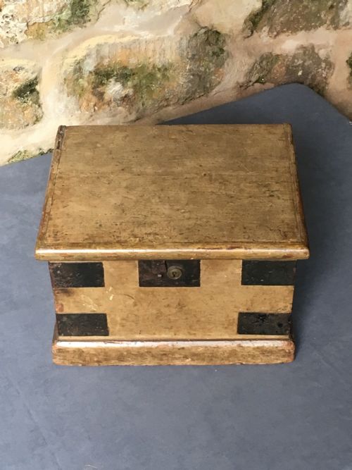 VERY SMALL VICTORIAN PAINTED TRUNK - ADDITIONAL PHOTO 4